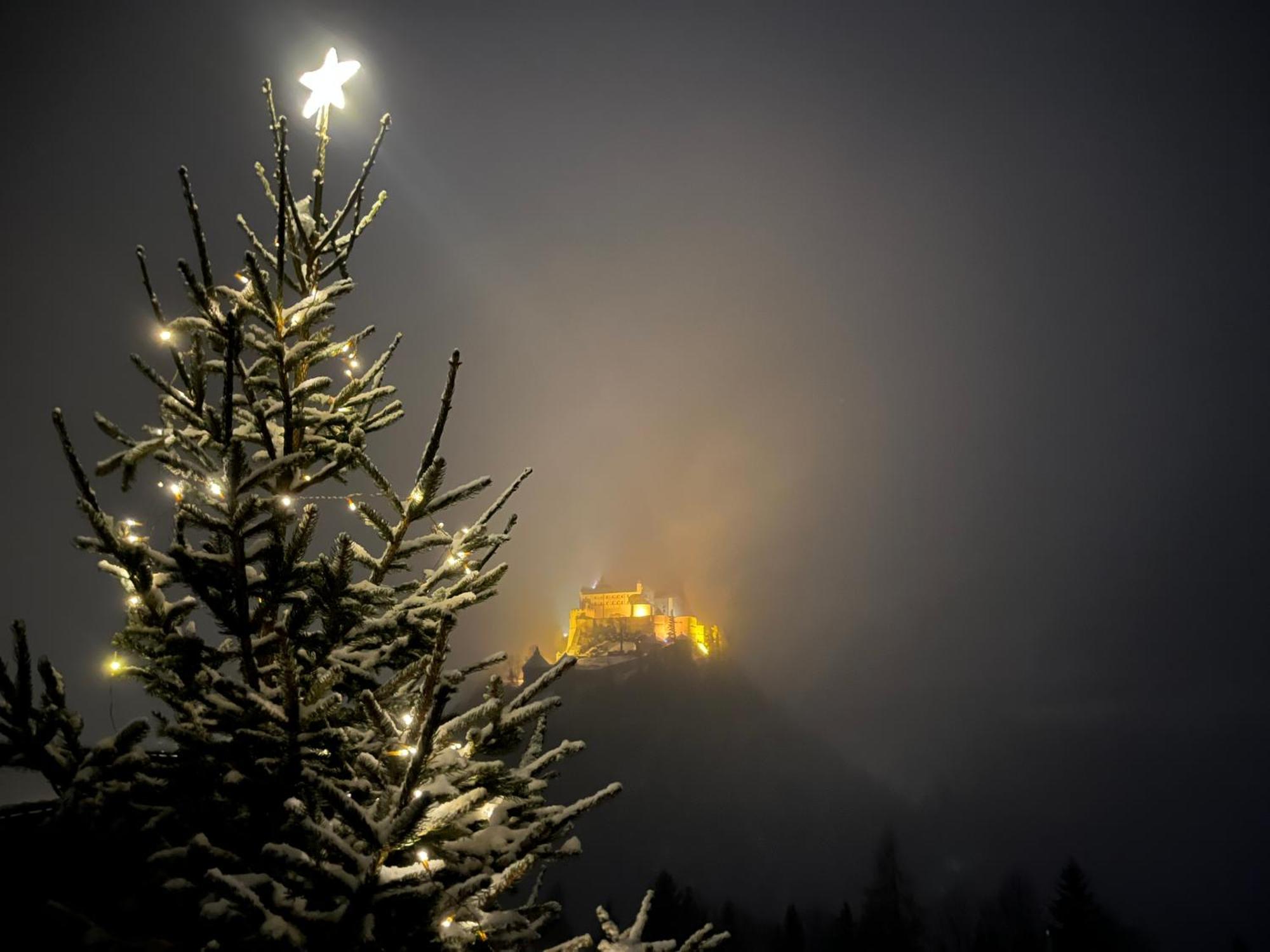 Haus Biechl Mit Blick Auf Die Burg Hohenwerfen Pfarrwerfen Buitenkant foto