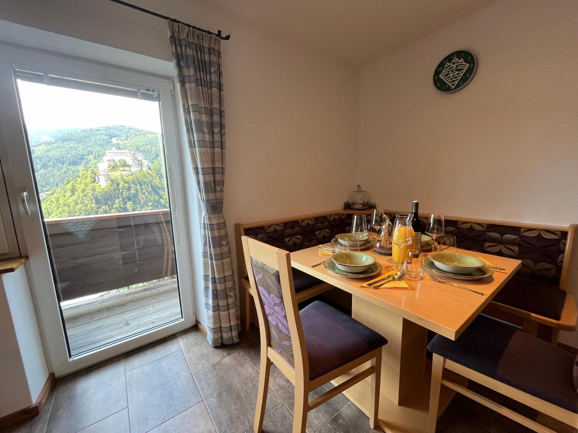 Haus Biechl Mit Blick Auf Die Burg Hohenwerfen Pfarrwerfen Buitenkant foto